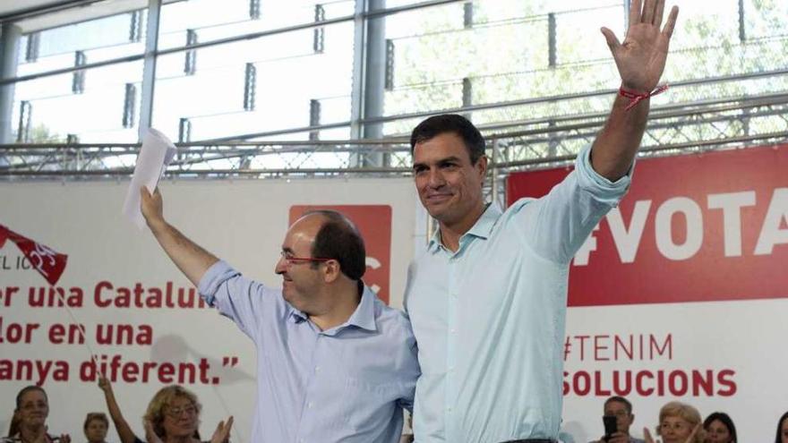 Pedro Sánchez y Miquel Iceta, ayer, en el mitin de los socialistas en Tarragona.  // Efe