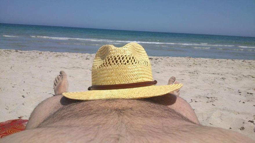 Si utilizas un sombrero para tapar tus partes más íntimas en lugar de un bañador, es que estás en una playa nudista.