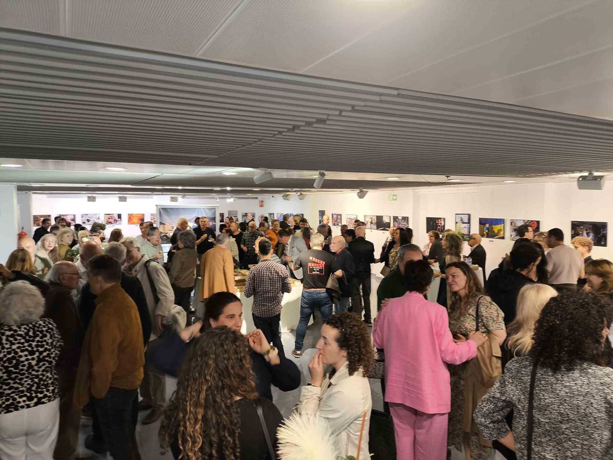 lleno total en la inauguración de INFotoperiodistas 2024,. un año de fotografía de prensa en Alicante
