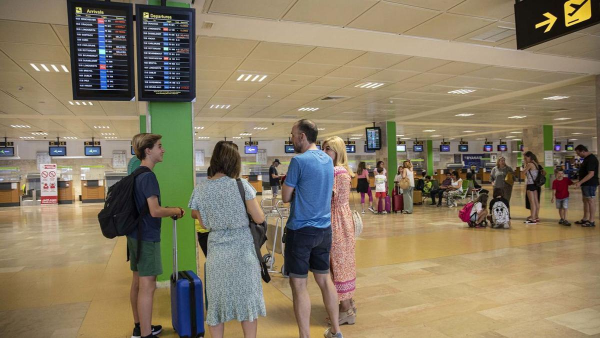 Turistes fent cua per facturar aquest estiu a l’aeroport de Girona.  | DAVID APARICIO