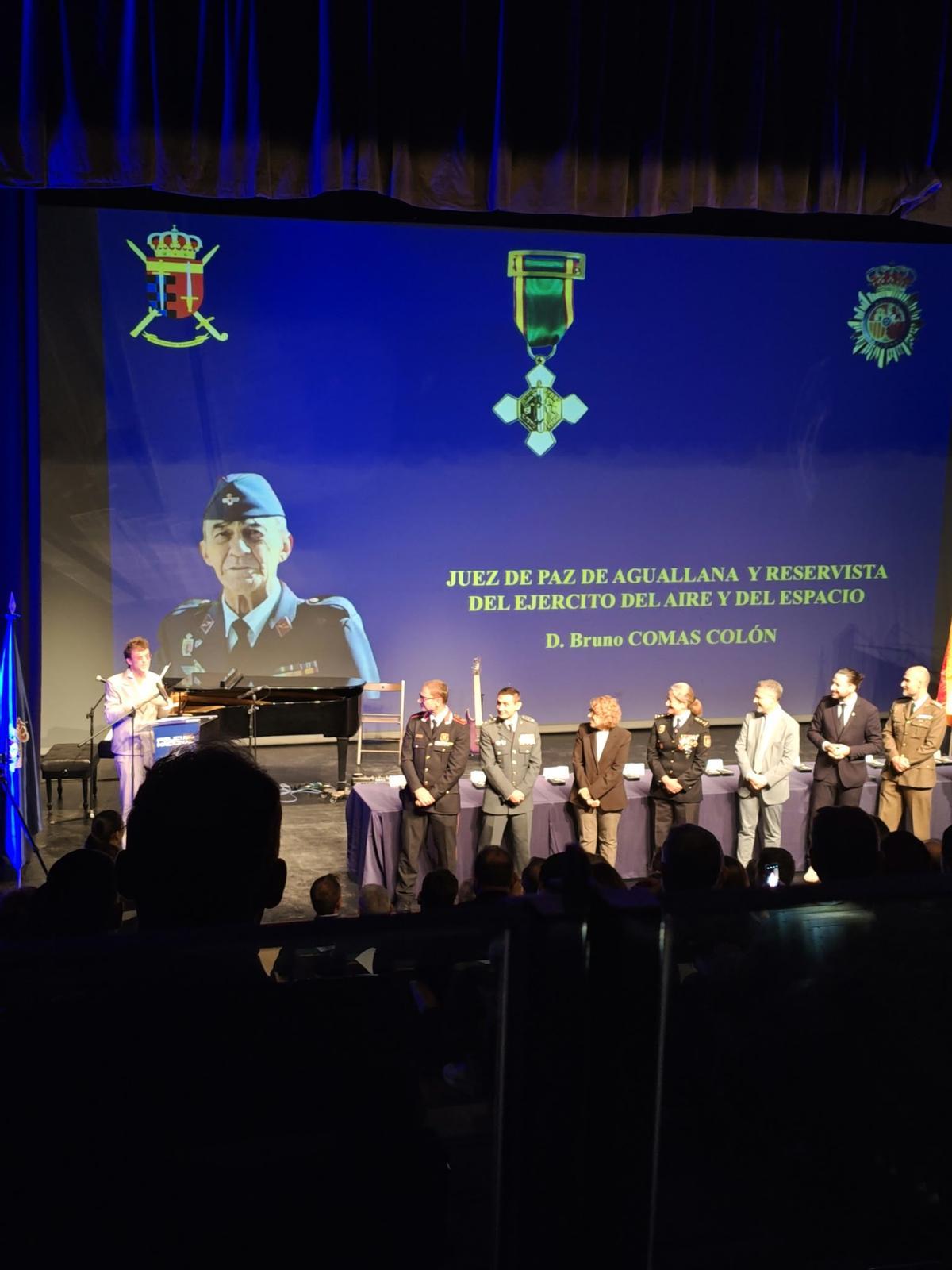 L'artista Aldo Comas durant la seva intervenció al Teatre de Lloret en motiu del Dia de la Policia Nacional.
