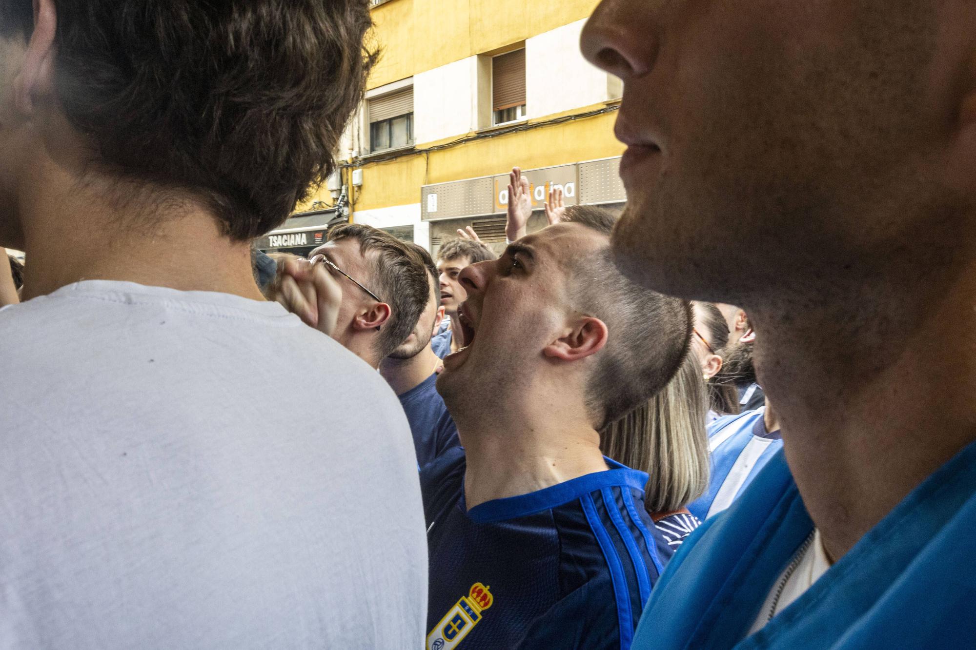 La afición del Oviedo se echa a la calle para ver el partido contra el Espanyol.