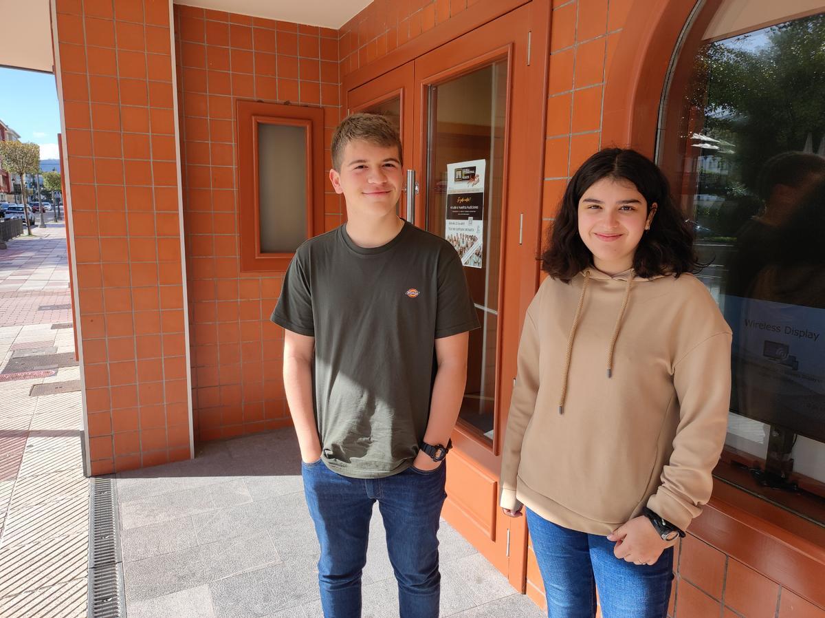 Martín Fernández e Irene González esperando en el Cine Fantasio.