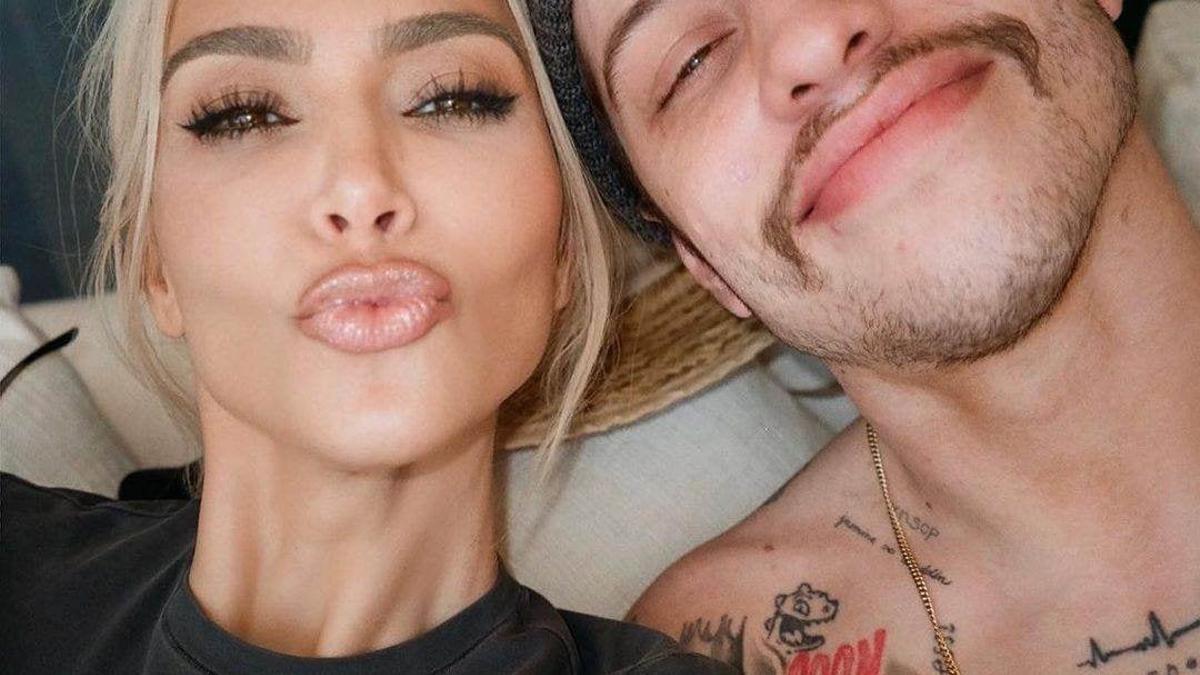 Kim Kardashian y Pete Davidson se hacen un selfie con morritos