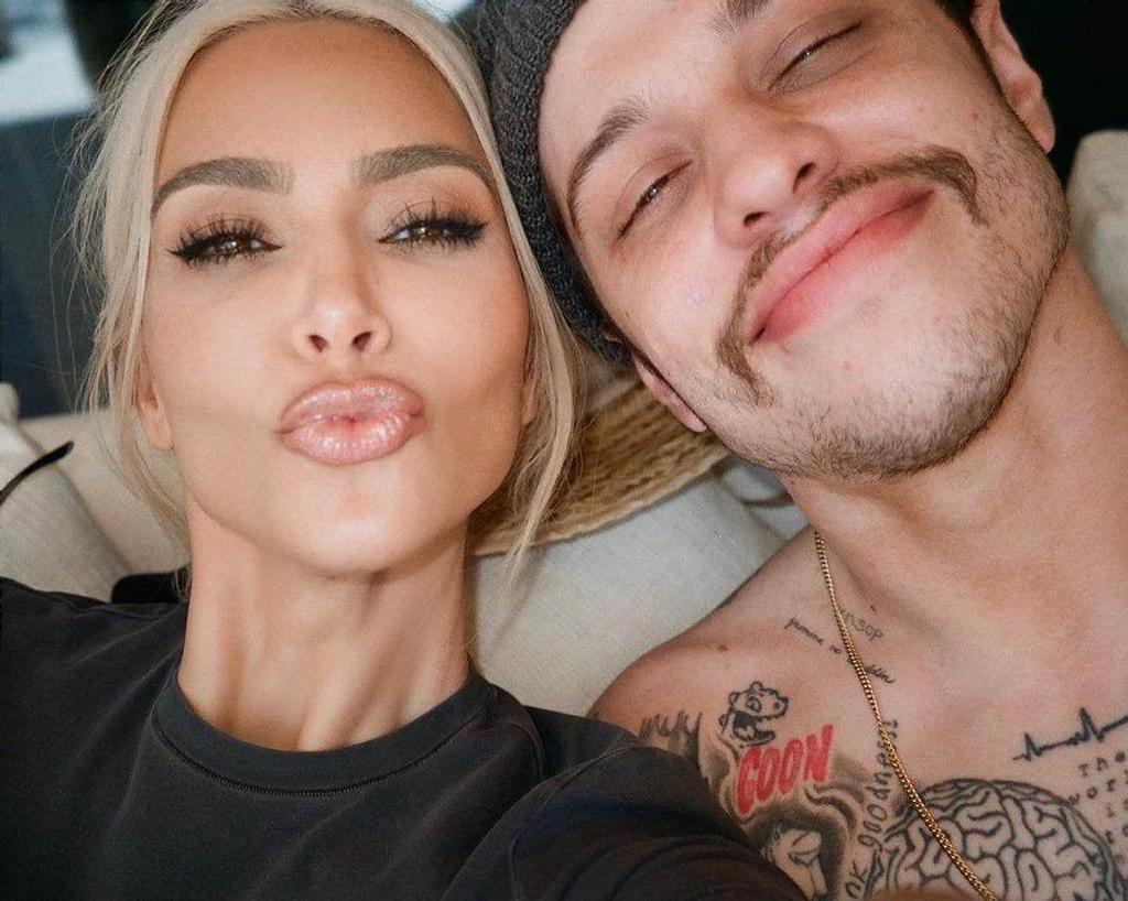 Kim Kardashian y Pete Davidson se hacen un selfie con morritos
