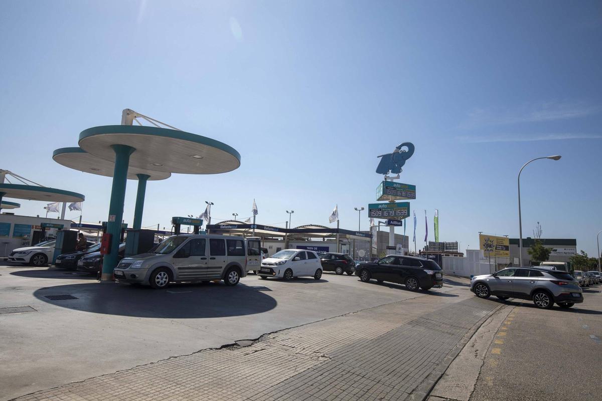 El precio de la gasolina se dispara en Mallorca y vuelven las colas a las estaciones de servicio 'low cost' El precio de la gasolina se dispara en Mallorca y vuelven las colas a las estaciones de servicio 'low cost'