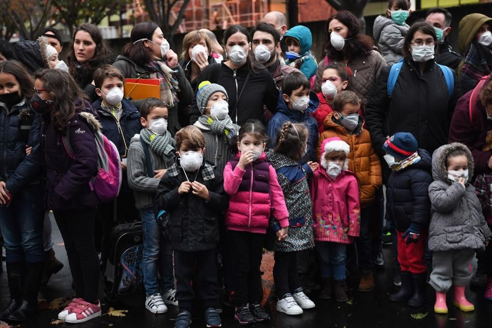 La comunidad educativa exige que se paralicen las obras en el centro los días lectivos - Alertan de que los operarios trabajan con amianto