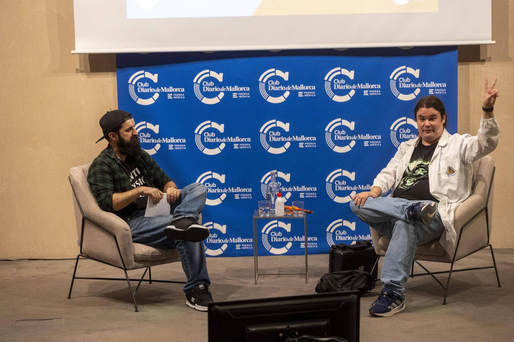 FOTOS | El Físico Barbudo entrevistó al divulgador tras el canal Ponte Bata en un encuentro en Diario de Mallorca
