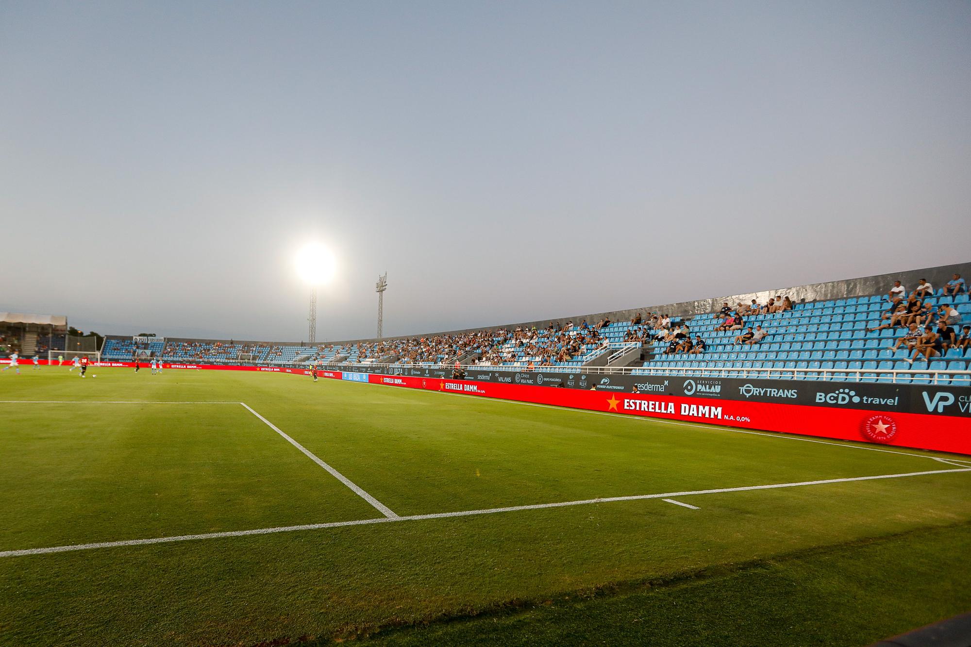 Palco lleno y gradas vacías en el partido entre la UD Ibiza y el RCD Mallorca.