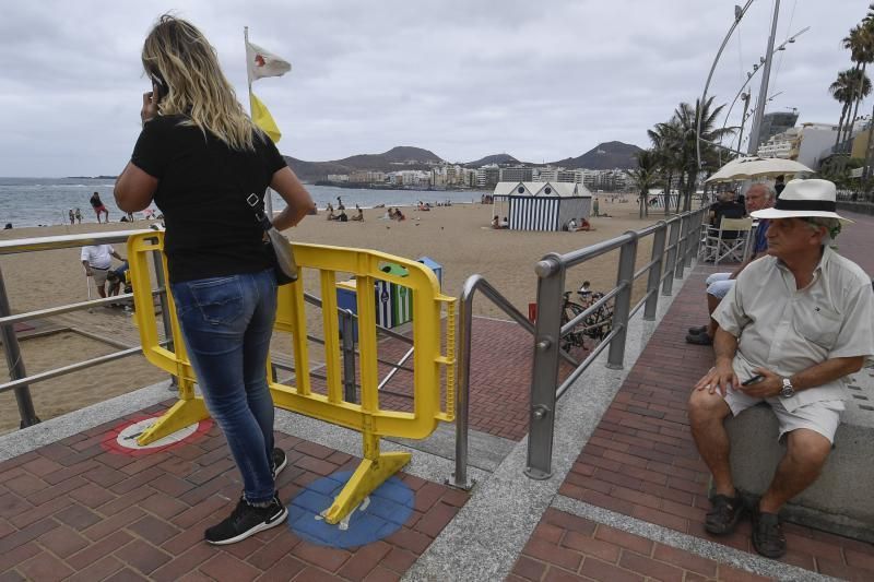 23-06-20 LAS PALMAS DE GRAN CANARIA.PLAYA DE LAS CANTERAS.LAS PALMAS DE GRAN CANARIA. Fotos de la gente desalojando Las Canteras. Fotos: Juan Castro  | 23/06/2020 | Fotógrafo: Juan Carlos Castro