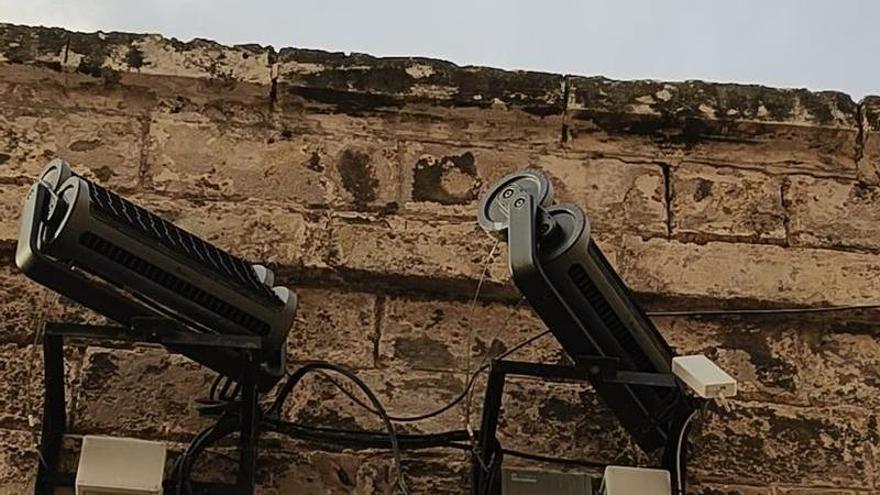 La Catedral de Mallorca a oscuras: Arrancan los cables de los focos que iluminan de noche la fachada del templo