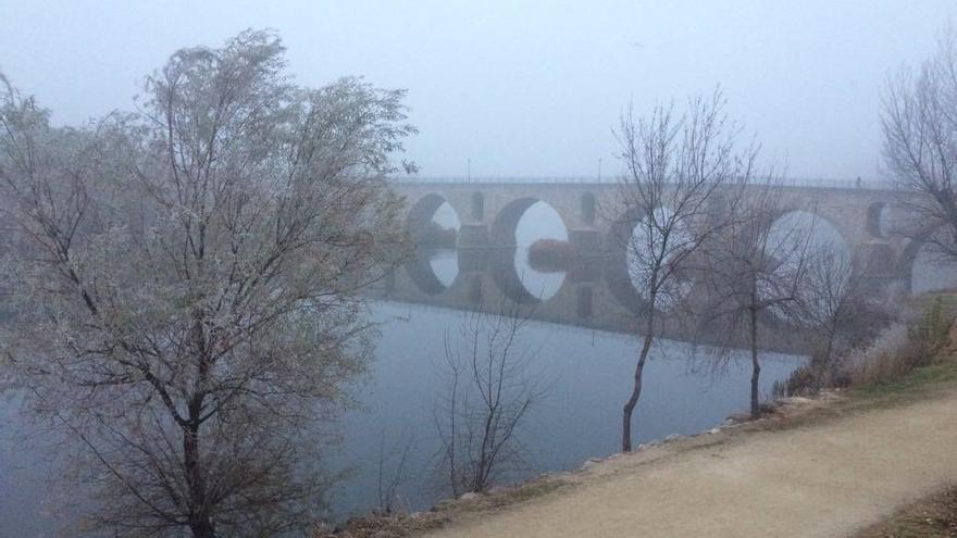 La niebla cubre el Duero a su paso por el puente de Piedra.