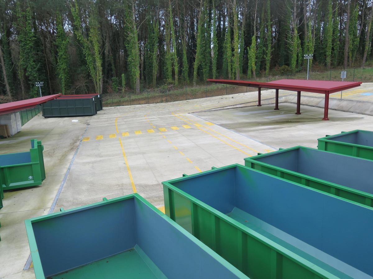 Zona ampliada no punto limpo da Laracha.