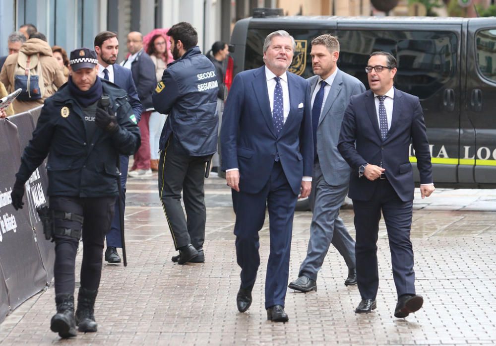 Las imágenes de una descafeinada, por la lluvia, primera alfombra roja del Festival en la que representantes políticos se mezclaron con los actores y directores protagonistas del certamen