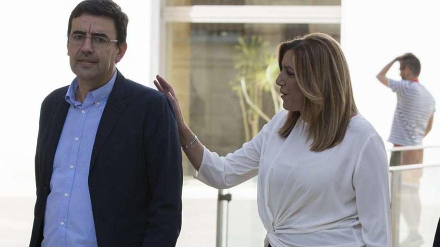 El portavoz de la gestora del PSOE, Mario Jiménez, ayer en Sevilla junto a Susana Díaz. // Efe