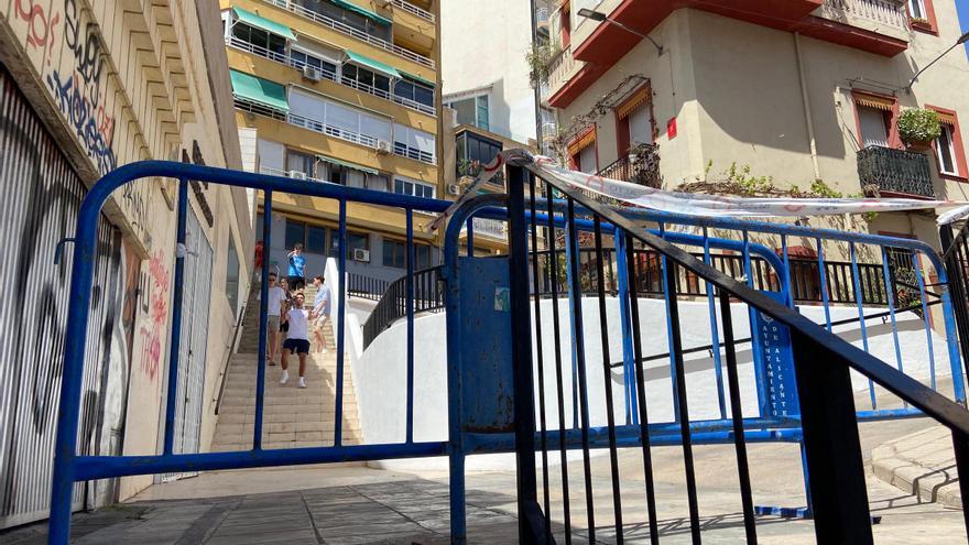 Un desprendimiento hace inaccesibles unas escaleras de entrada al Raval Roig de Alicante