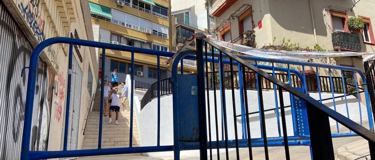 Un desprendimiento hace inaccesibles unas escaleras de acceso al Raval Roig de Alicante.