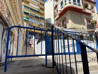 Un desprendimiento hace inaccesibles unas escaleras de entrada al Raval Roig
