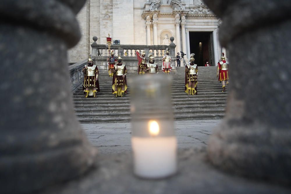 Girona viu el Divendres Sant amb l'acte de la Veneració de la Creu