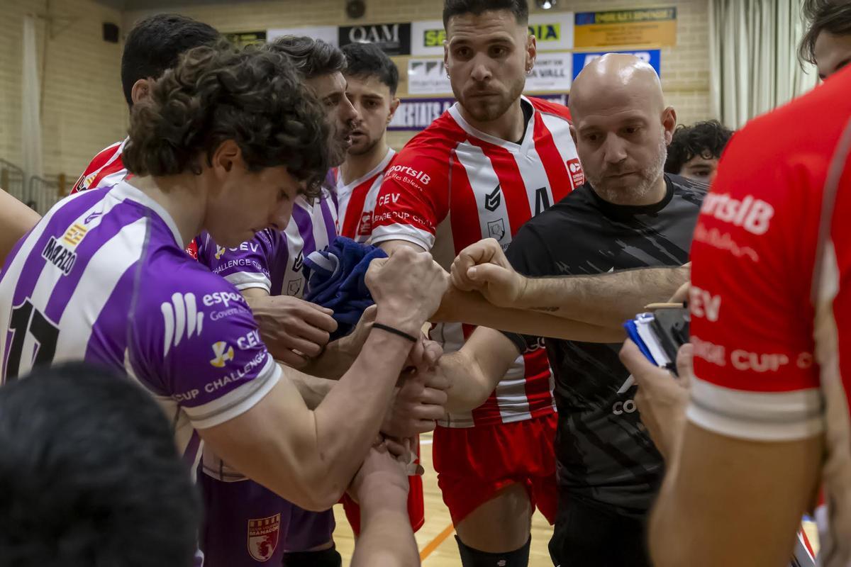 Los jugadores del ConectaBalear y su técnico, Alexis González, unidos en una conjura durante uno de los partidos de esta temporada en Manacor.