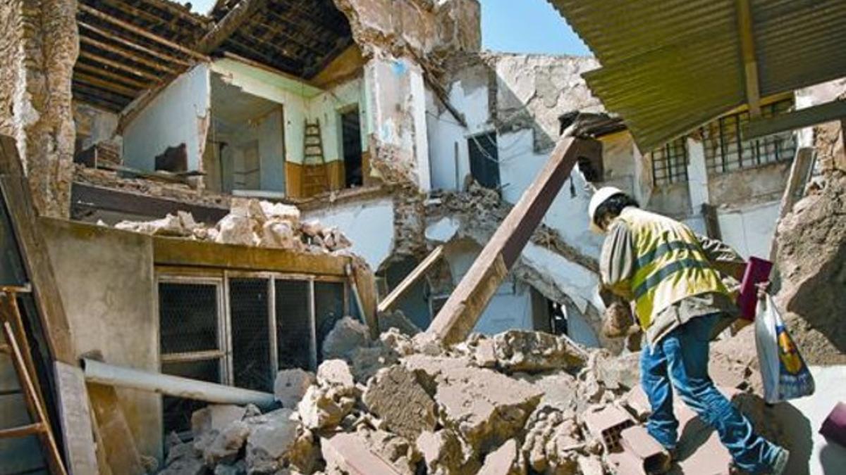 Un edificio derribado por el terremoto de Lorca.