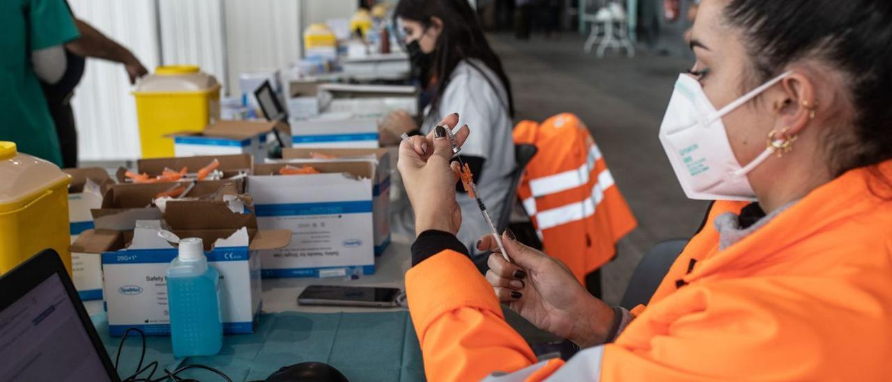 Una sanitaria prepara una dosis de la vacuna en el recinto ferial. |