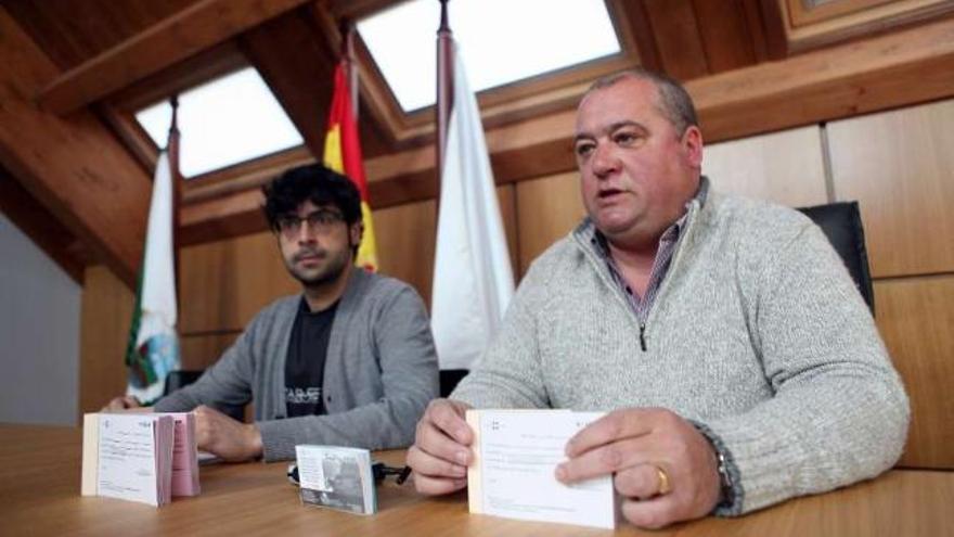 Pablo García y Nemesio Rey, ayer, anunciando el inicio del petitorio para el San Paio.  // Bernabé / Luismy