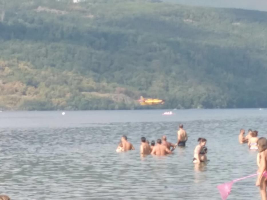 Los hidroaviones cogen agua en el Lago de Sanabria