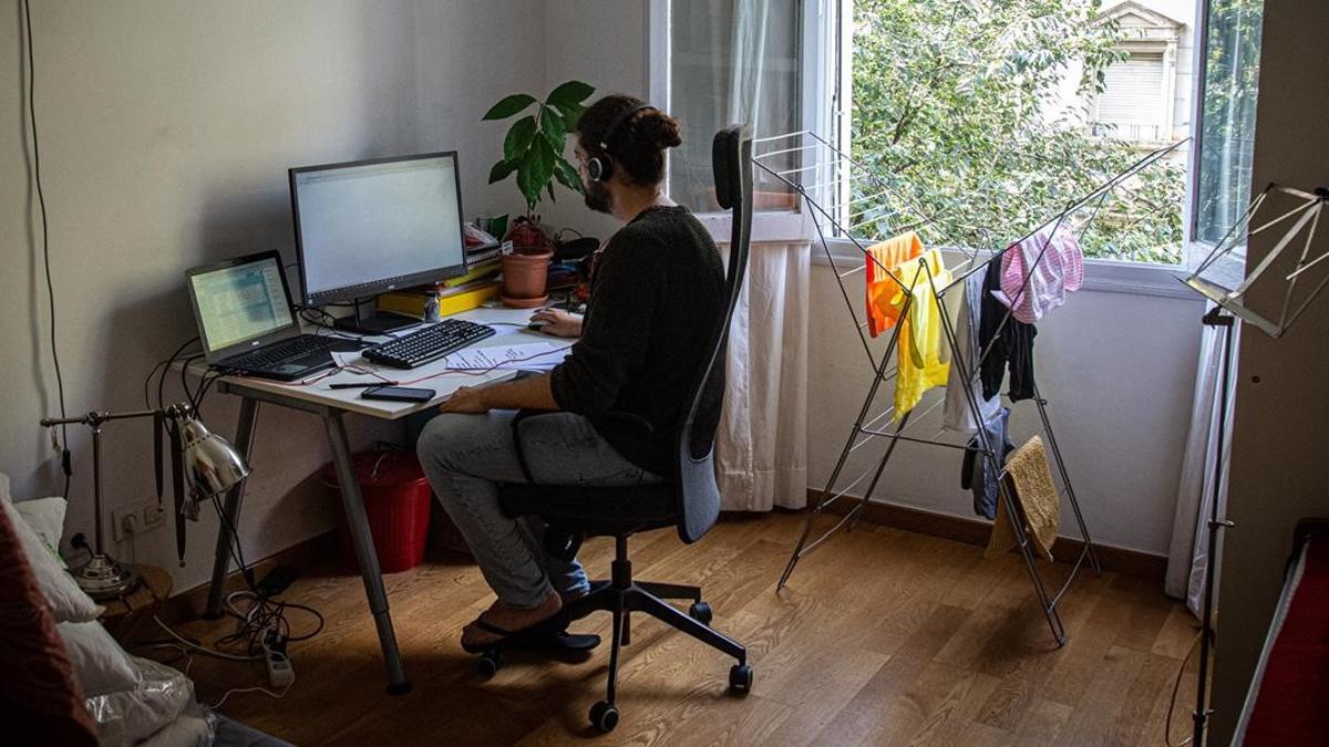 Un joven teletrabaja para una consultora farmacéutica.