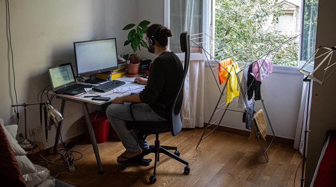 Barcelona 21 09 2020 Economia  Teletrabajo  Alexis Perez es un joven de 31 anos que teletrabaja para una consultora farmaceutica  desde la habitacion de invitados de su casa  AUTOR  MANU MITRU