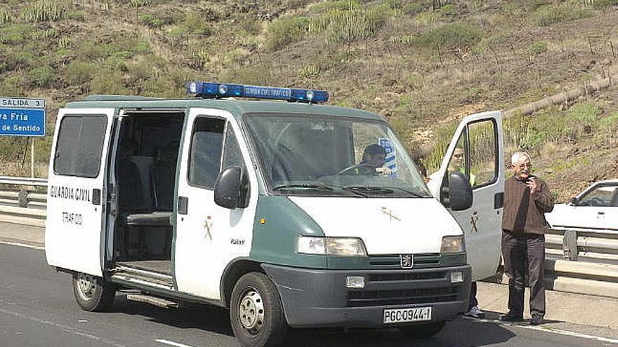 Atropellan a un peatón y lo dejan tirado todo un día en el arcén