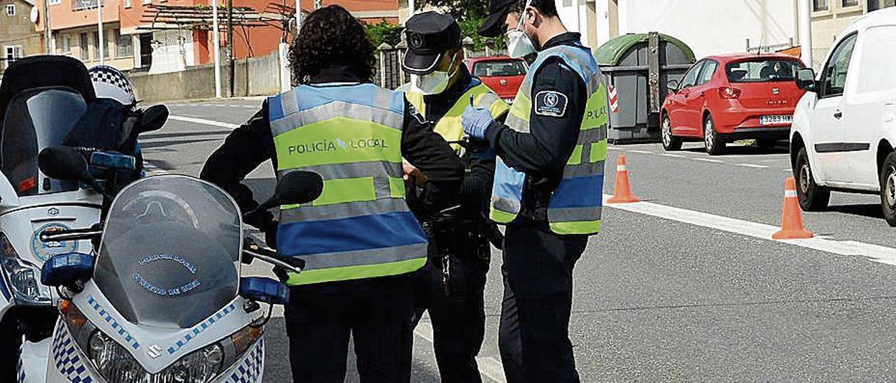 Un control de la Policía Local de Bueu en la recta entre Agrelo y Loureiro.