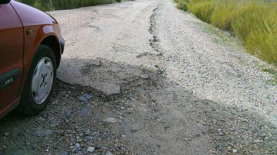 Detalle del camino de Flores a Fradellos, en muy mal estado.