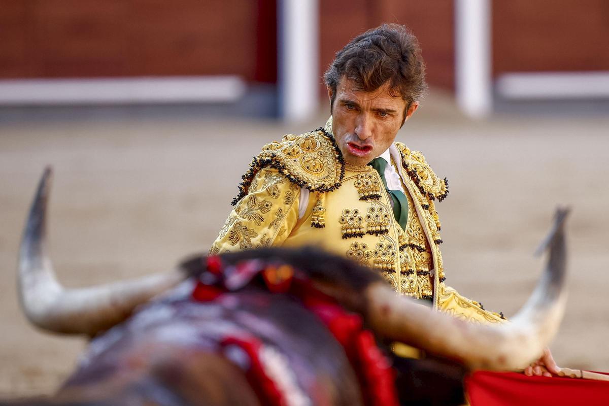 El diestro Fernando Robleño lidia uno de sus toros este martes, en Madrid.