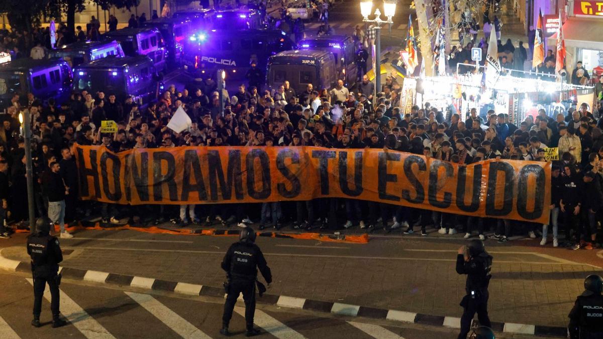 Honramos tu escudo: la protesta contra Lim en Mestalla