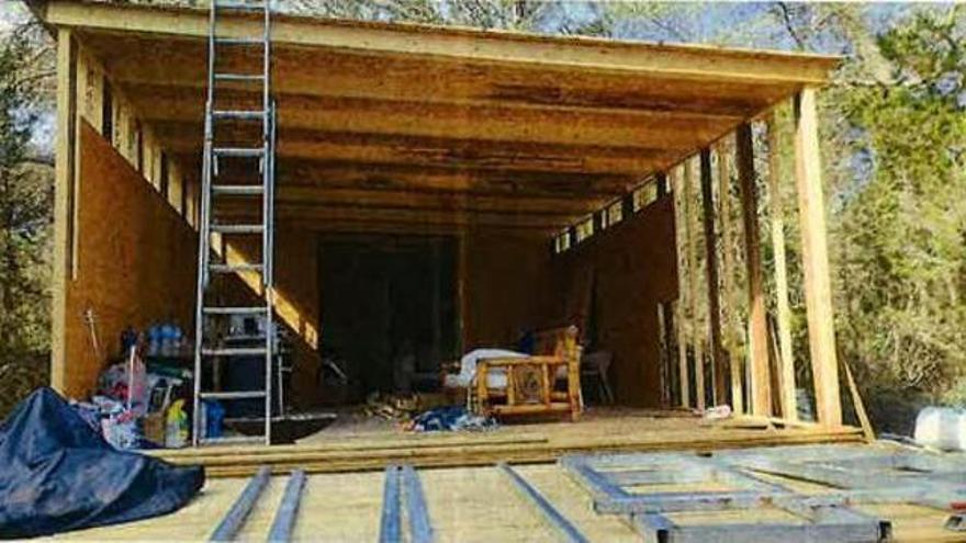 Casitas con porche, aire acondicionado y placas solares: las construcciones paralizadas por el Consell de Formentera en el Cap de Barbaria