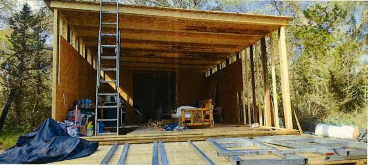 Una de las construcciones de madera paralizadas
