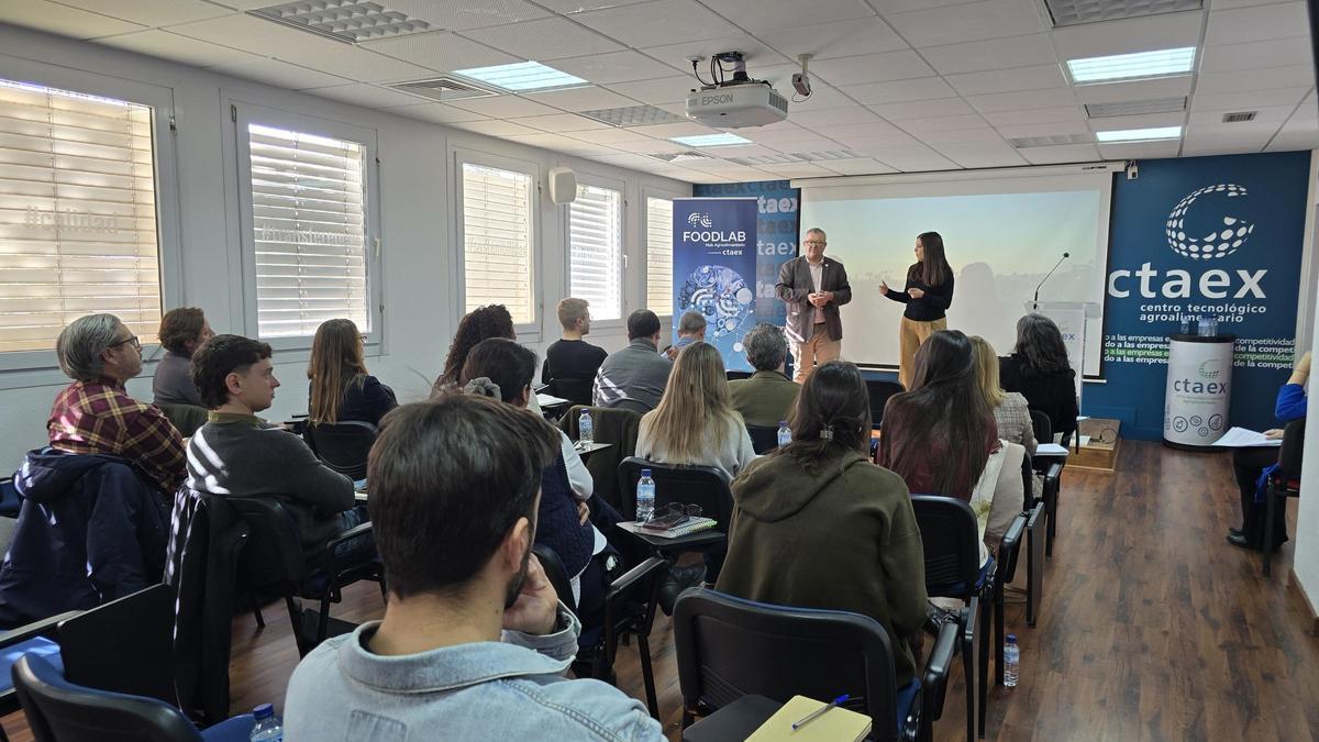 El director de Ctaex, José Luis Llerena, y la directora general de Empresa de la Junta de Extremadura, Celina Pérez, presentan ‘Foodlab’.