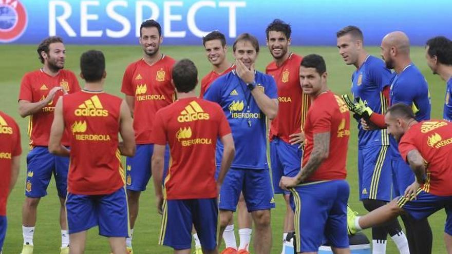 El seleccionador Julen Lopetegui, ayer, rodeado de sus jugadores en el estadio Reino de León donde España recibe a Liechtenstein.