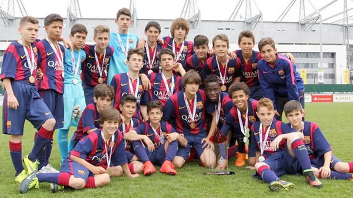 El infantil B del Barça tras ganar el título