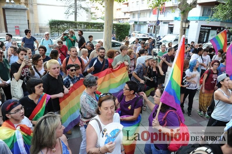 Concentración LGTBI en protesta por la manifestación neonazi del sábado