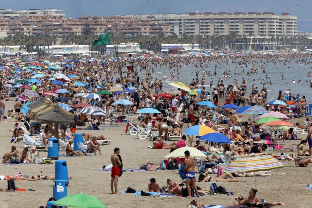 FOTOS: Playas de Valencia llenas en San Juan