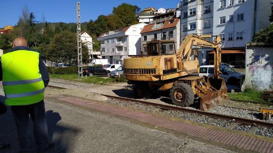 Los operarios de Adif trabajan en la retirada de las vías el entorno de la antigua estación de Chapela. // FdV