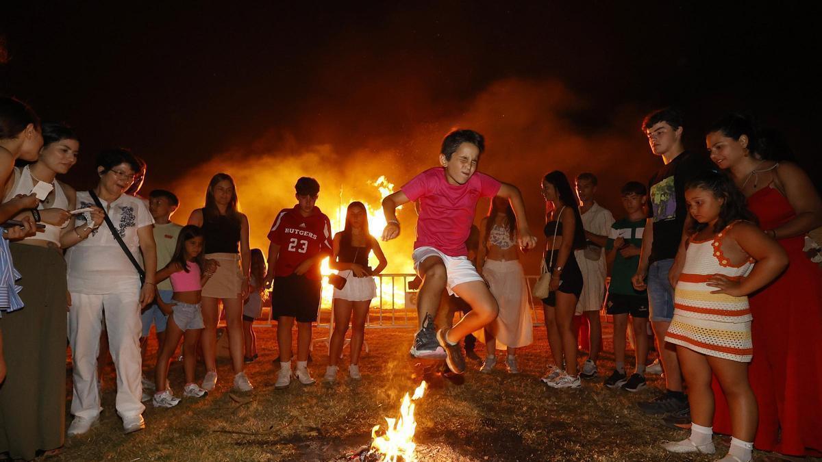 El salto sobre el fuego volverá a ocupar protagonismo en la próxima madrugada.