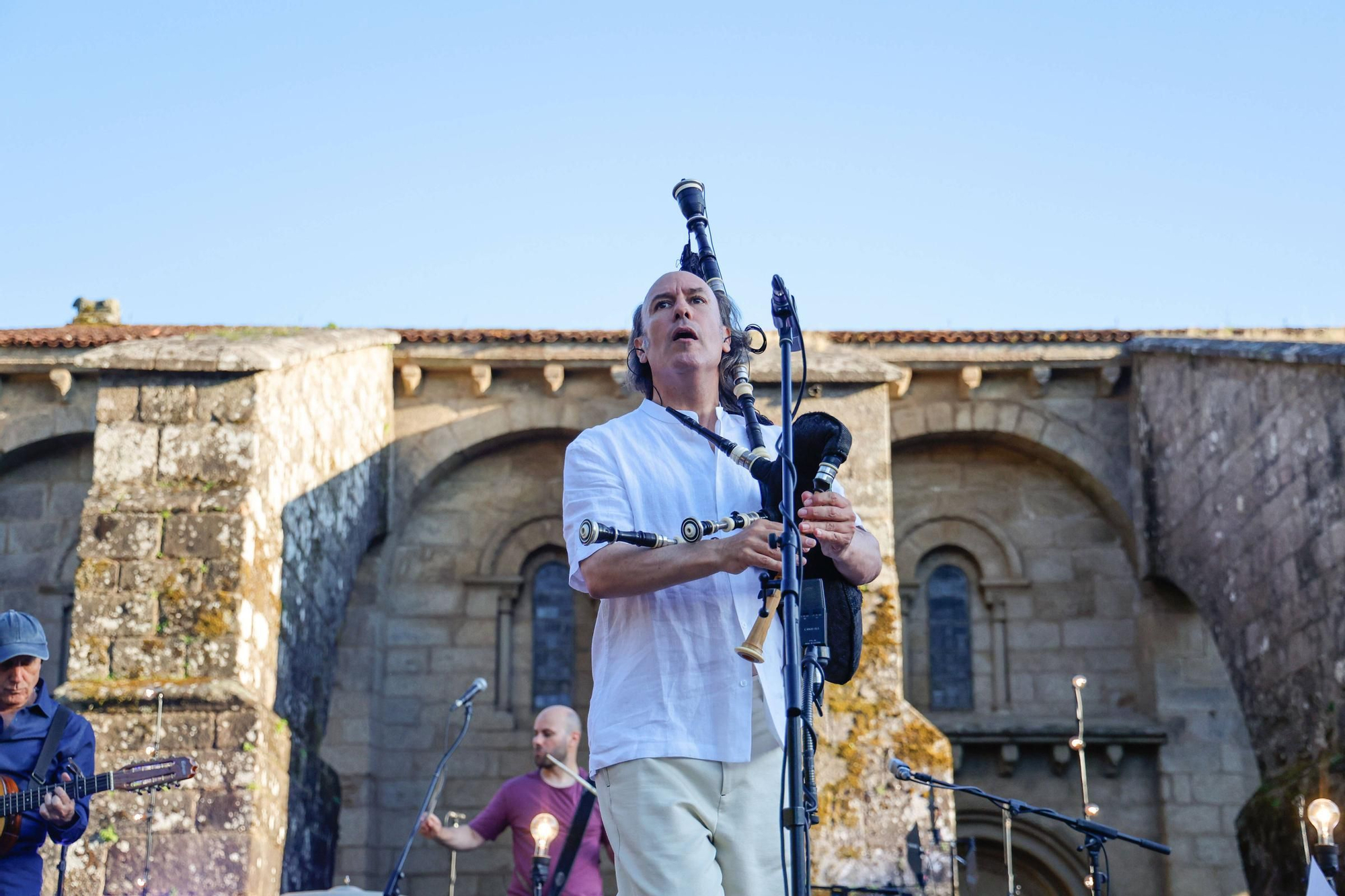 Carlos Núñez pechou o festival Folk na Beira do Sar cun concerto máxico na Colexiata