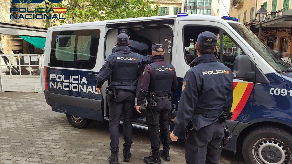 Agentes de la Policía Nacional.