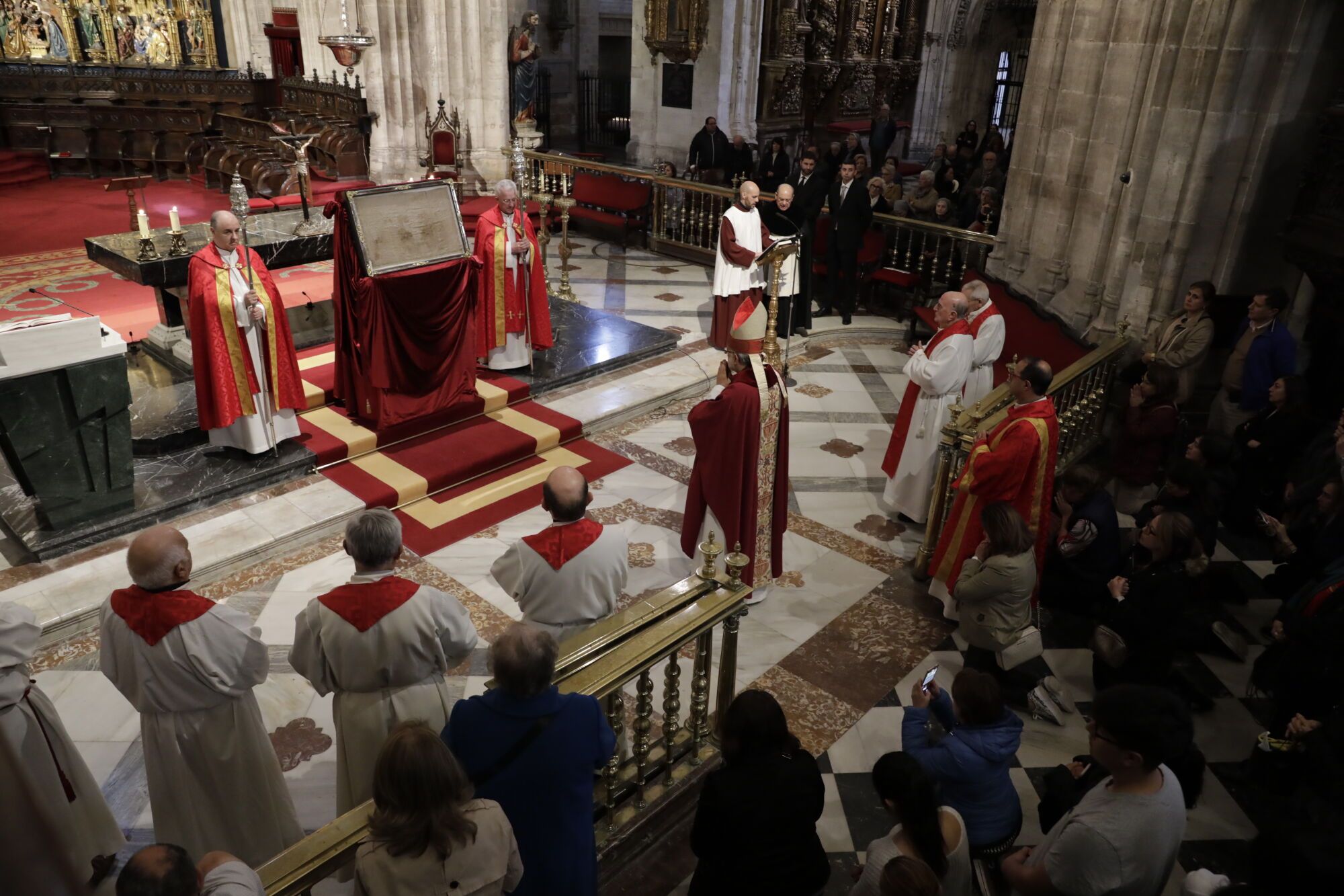 El fervor por el Santo Sudario deja pequeña la Catedral en la misa mateína
