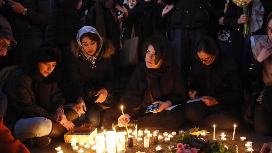 Iraníes encienden velas para las víctimas del Boeing 737.