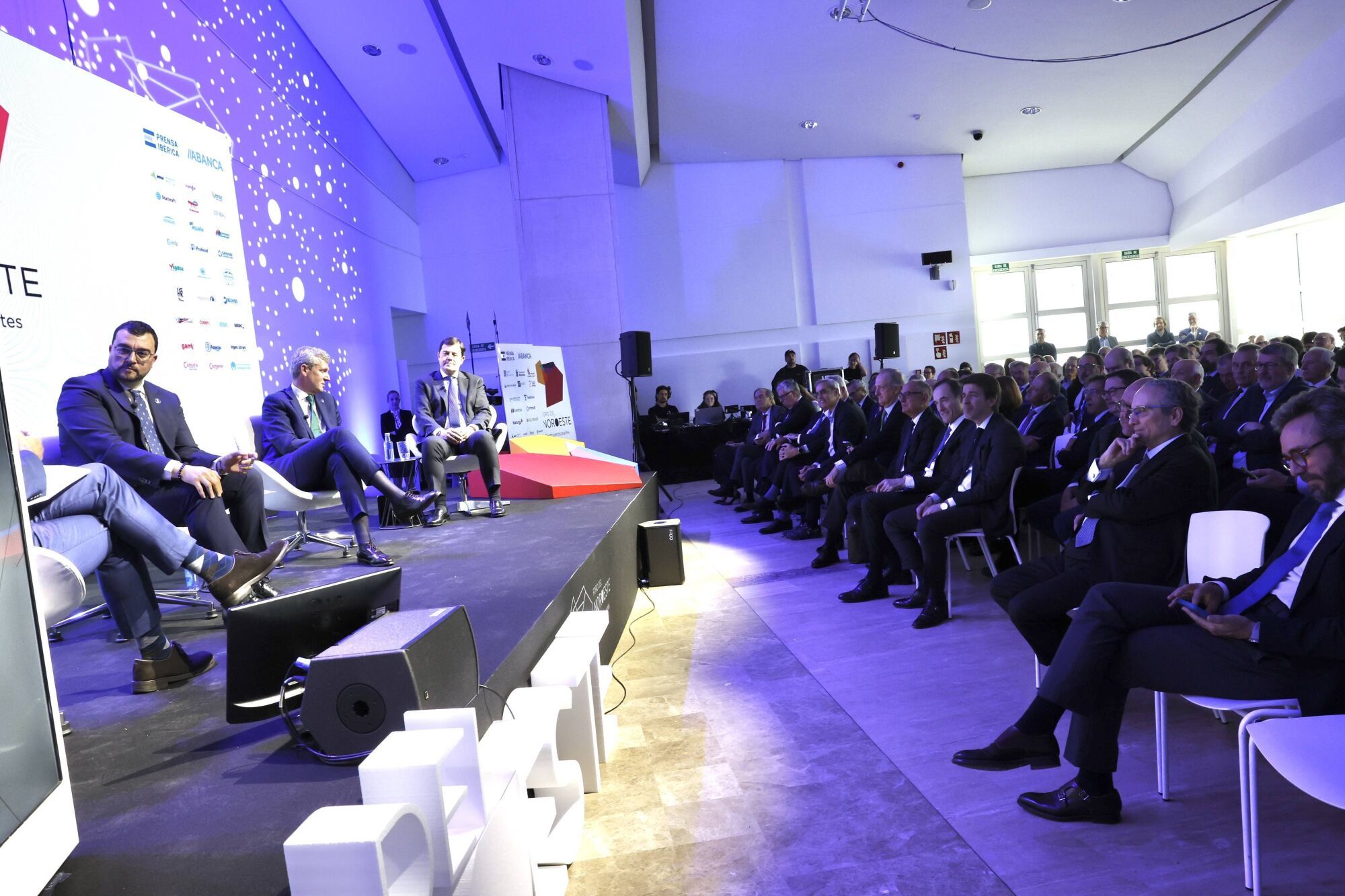 Un momento de la mesa "Oportunidades del Noroeste’", moderada por el director de Faro de Vigo, con Alfonso Rueda, presidente de la Xunta de Galicia, Adrián Barbón, presidente del Principado de Asturias, y Alfonso F. Mañueco, presidente de la Junta de Castilla y León.