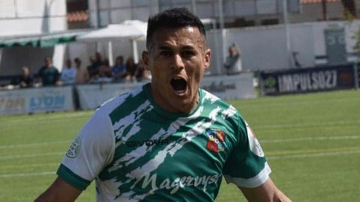 Robinho (Moralo) festeja el 0-1 en Puebla de la Calzada.